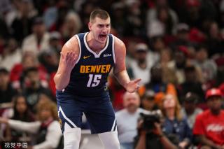 对一名年轻 对一名年轻